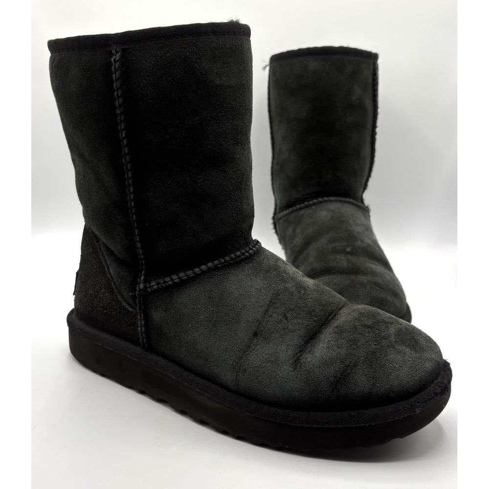 UGG Classic Short‎ II Boot Women's Size 7 Black Sheepskin Lined 1016223